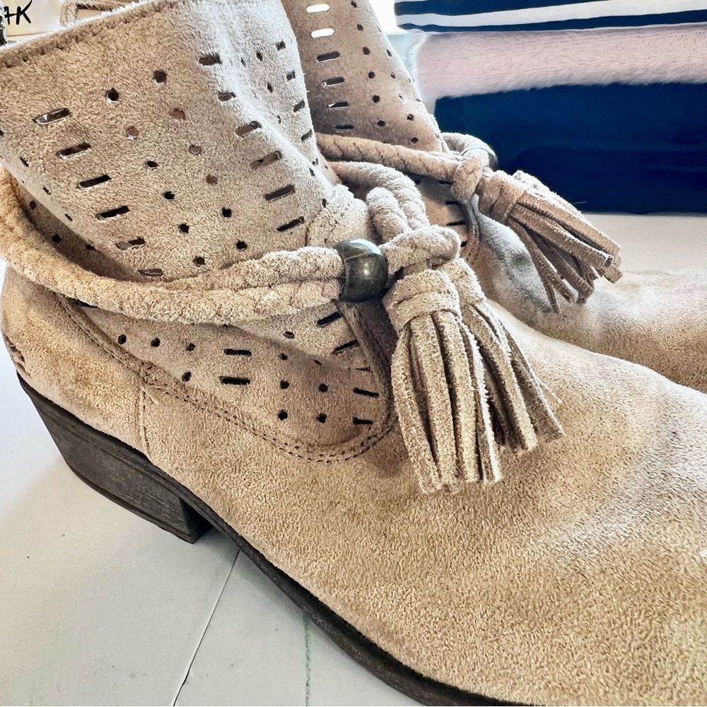 Billabong Beige Suede Ankle Boots with Tassels - Picture 5 of 12